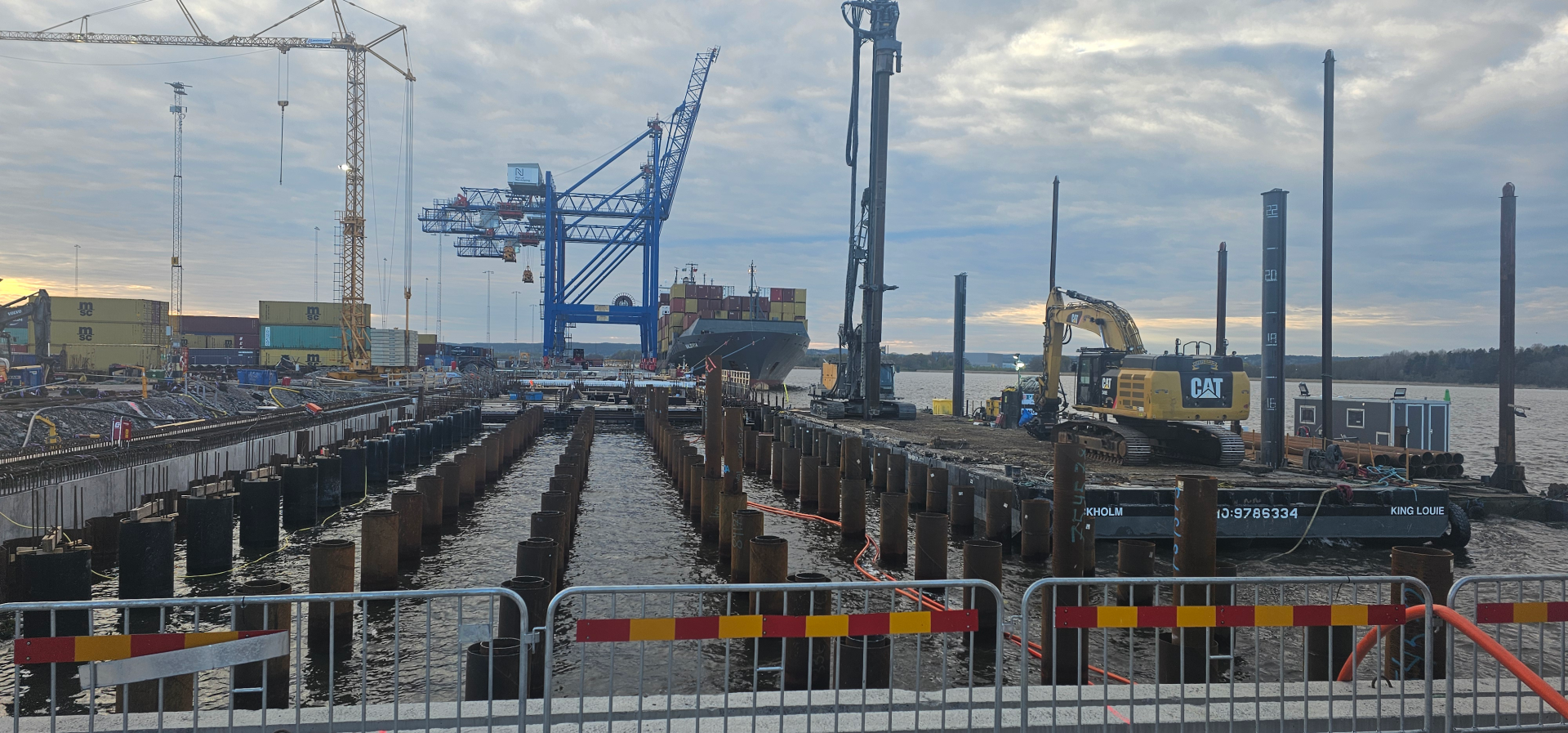 Maskin på en flytbrygga i hamnen.